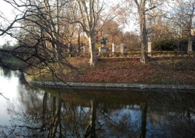 Fosa, widok na pomnik Amora na Pegazie w Parku Mikołaja Kopernika
